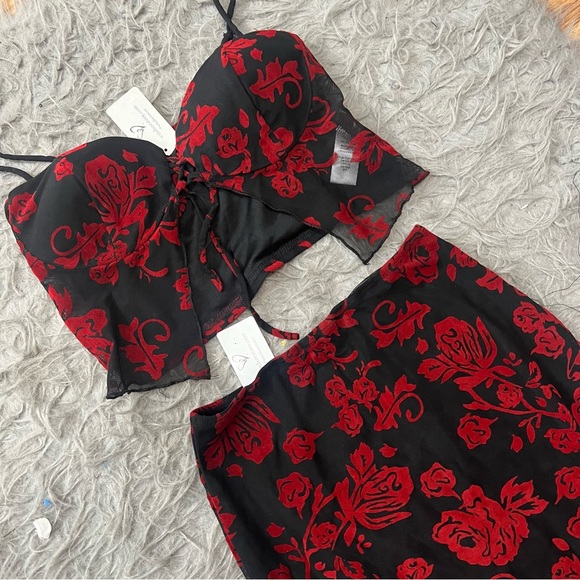 New Windsor red rose skirt set size small - Picture 2 of 2